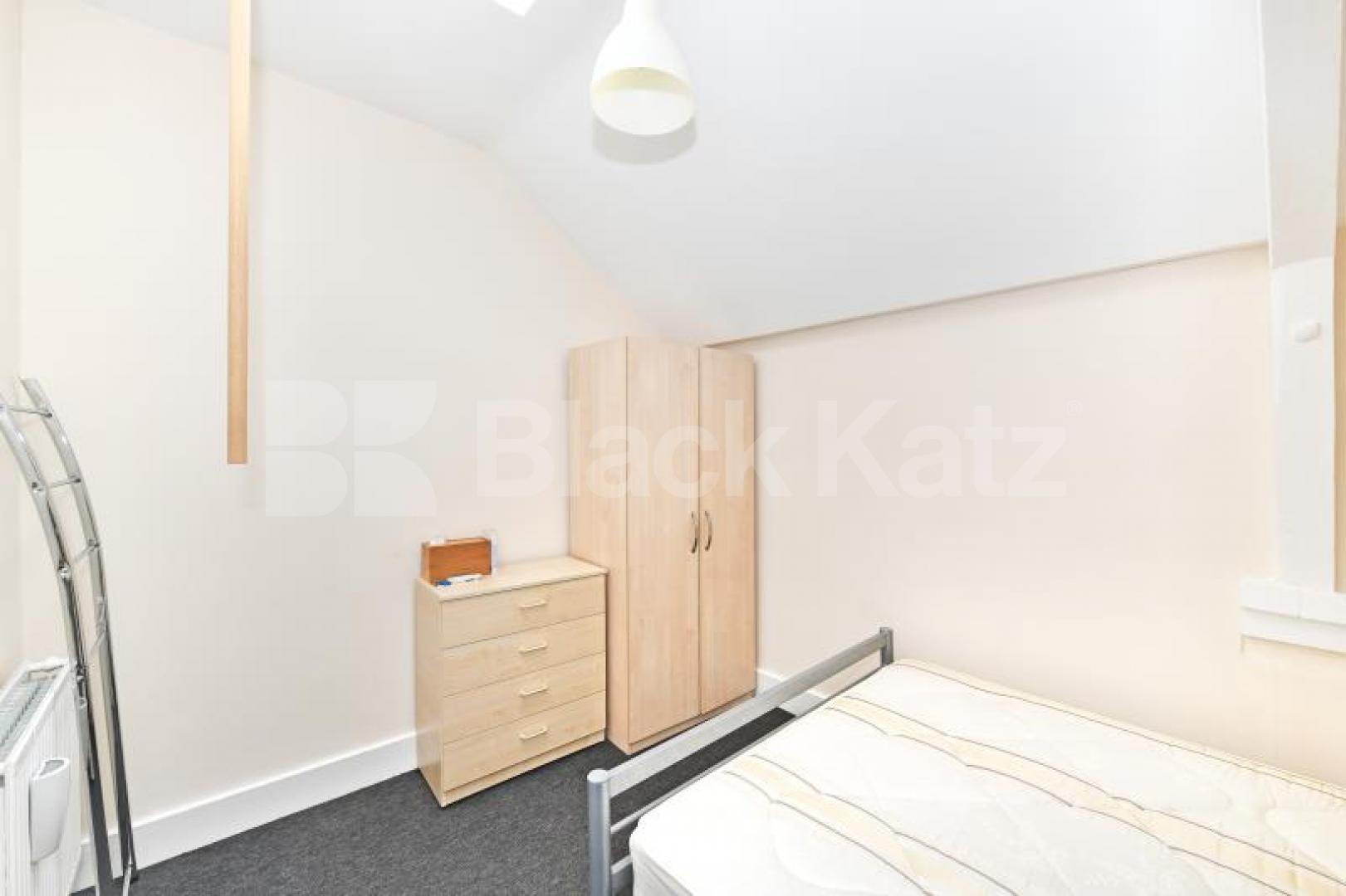 			MEWS HOUSE, 3 Bedroom, 1 bath, 1 reception Flat			 Park Mews, Crouch End N8